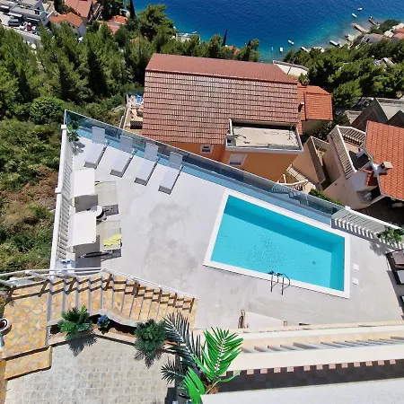 Split Luxury Panorama For 21 People Celina